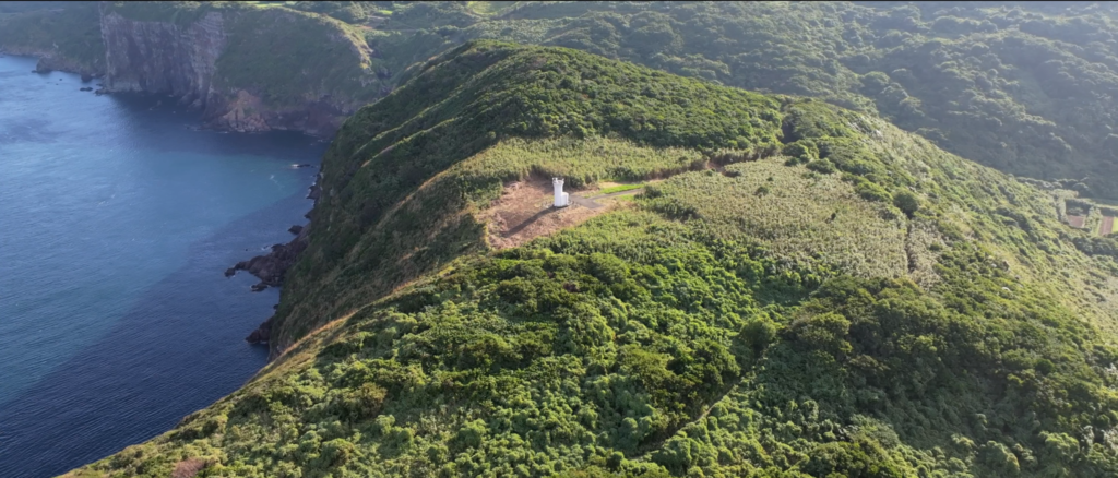長崎県平戸市の生月長瀬鼻灯台と周囲の自然を上空からドローン撮影