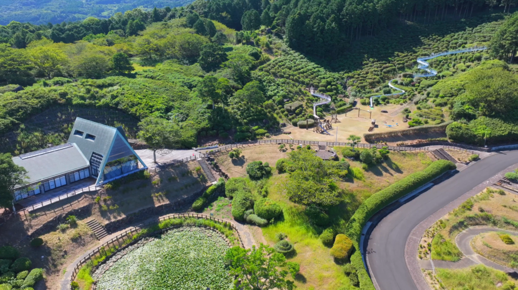 長串山公園の地形と園内の広がりを上空から撮影した4K空撮写真